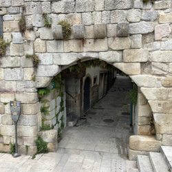 Van Go Tourism - Medieval gate thru the wall to the city