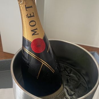 Tower 23 - Room service - San Diego, CA