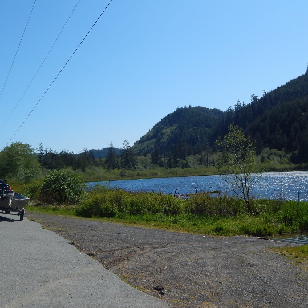 Beaver Lake - Burnt Mountain Road to the left, Beaver Lake on the right. - Lakes Near Me - Sappho, Washington