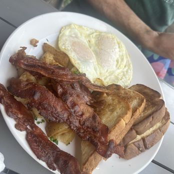 Biscotti Brothers Cafe - Eggs, bacon and home fries with toast - Breakfast & Brunch Near Me - Lake George, New York