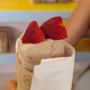 Mosa - Crepe with strawberry - Desserts Near Me - Honolulu, Hawaii