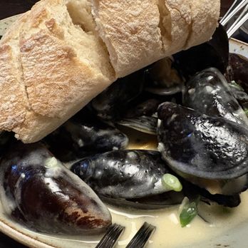 Harrison's Restaurant & Bar - Harrison's Mussels - Bars Near Me - Stowe, Vermont