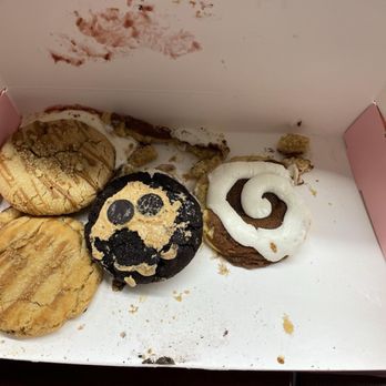 Crumbl - Robert Street - And when I opened it THIS is what I was greeted with...a hour and 25$ for this!! I don't know... - Bakeries Near Me - West St Paul, Minnesota