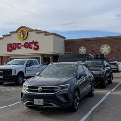 Buc-ee's - Exterior Store and Parking Lot