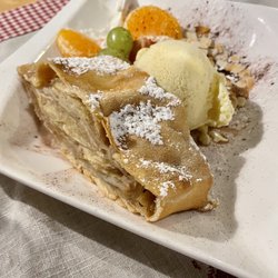 Luisensitz - Apple strudel with vanilla ice cream