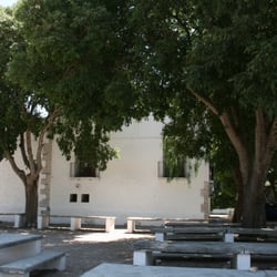 Restaurante Ermita Sant Gregori - En la parte de atrás puedes, libremente, organizar tu propia barbacoa o paellita a la leña