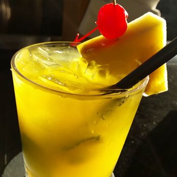 The Beach Bar - Lilikoi & Coconut Mojito - Bars Near Me - Honolulu, Hawaii