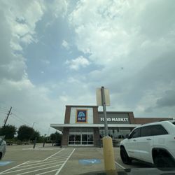 ALDI - Parking lot