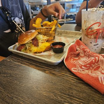 Downtown Flavortown - Chicken sandwich - Arcades Near Me - Pigeon Forge, Tennessee