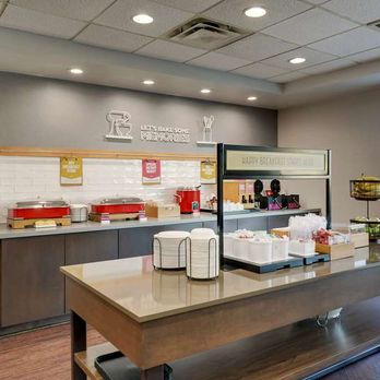 Hampton Inn Moultrie - Breakfast Area - Hotels Near Me - Moultrie, Georgia