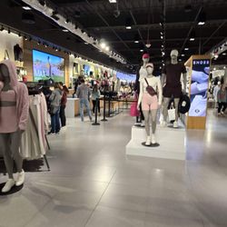 Lululemon - East Rutherford - Inside