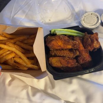Blue Moon Taphouse - Big Al's Grilled Wings Lemon Pepper,French Fries, Ranch - Breweries Near Me - Norfolk, Virginia