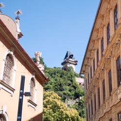Dreifaltigskeitkirche - Dreifaltigkeitskirche mit dem Uhrturm und dem Palais Attems auf dem Schlossbergplatz Graz