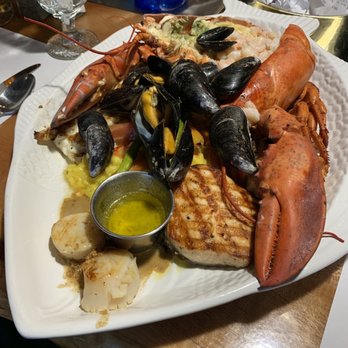 La Maison du Pêcheur - Seafood platter, shared by two. - Seafood Near Me - Percé, Quebec