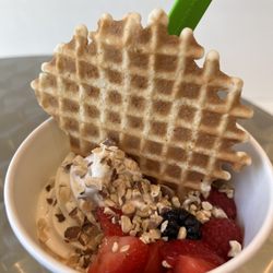 Yo'Belle - Yellow cake batter and Vanilla frozen yogurt. Toppings include, Strawberries, raspberries, boysenberries, almonds and waffle cookie.