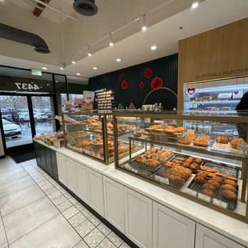 Tous Les Jours - View of pastry displays - Bakeries Near Me - Livermore, California Tous Les Jours - View of pastry displays - Bakeries Near Me - Livermore, California