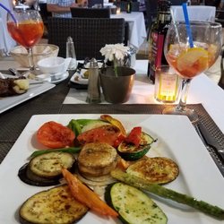 Las Palmeras - Verduras mixtas, sangria de cava in the background and to the left the grilled steak