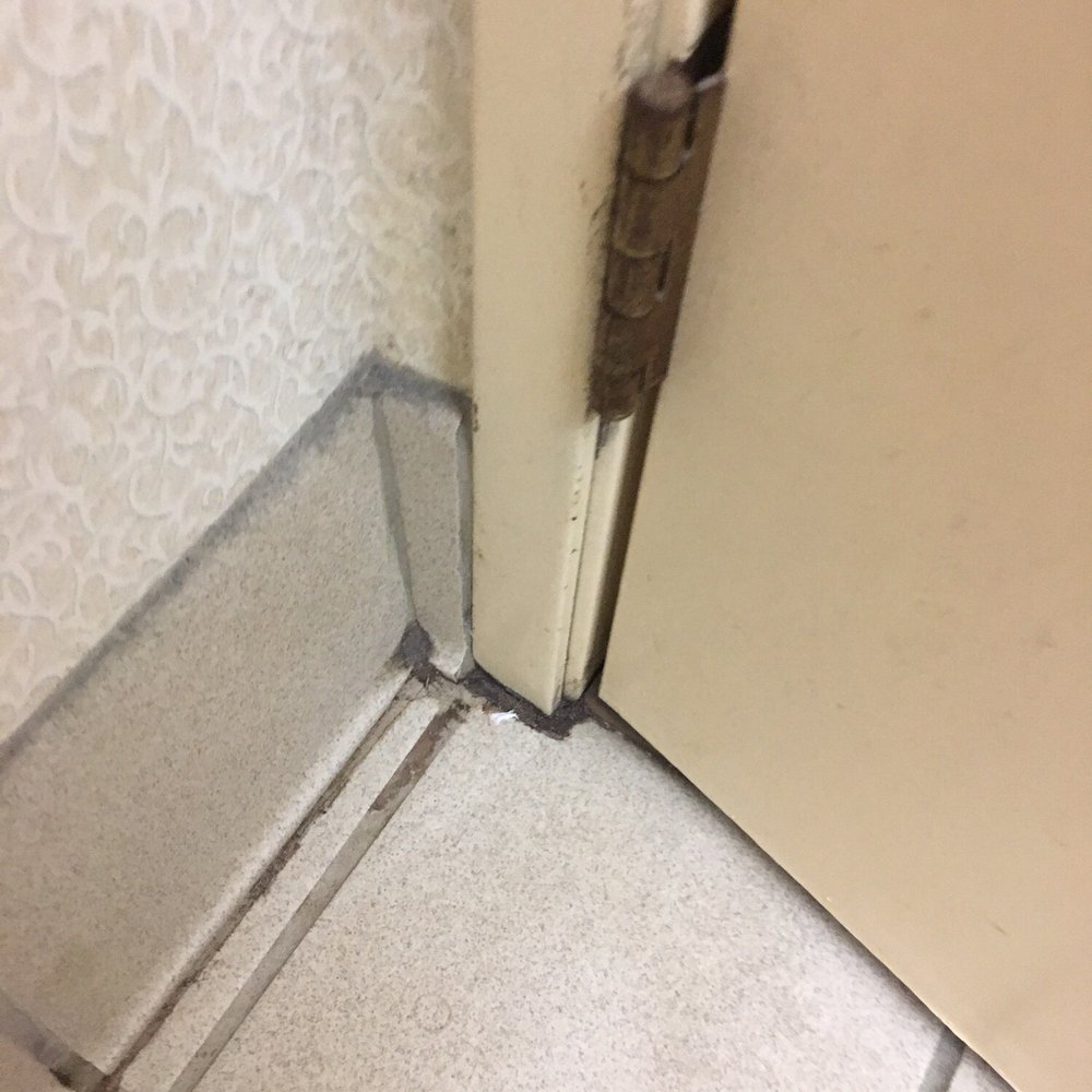 La Quinta by Wyndham Appleton College Avenue - Dirt in corner of bathroom. - Hotels Near Me - Appleton, Wisconsin