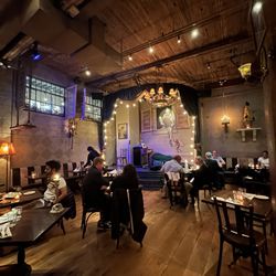The Pink Door - Beautiful main room