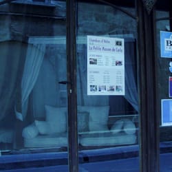 La Petite Maison de Carla - Un lit ancien dans la vitrine...