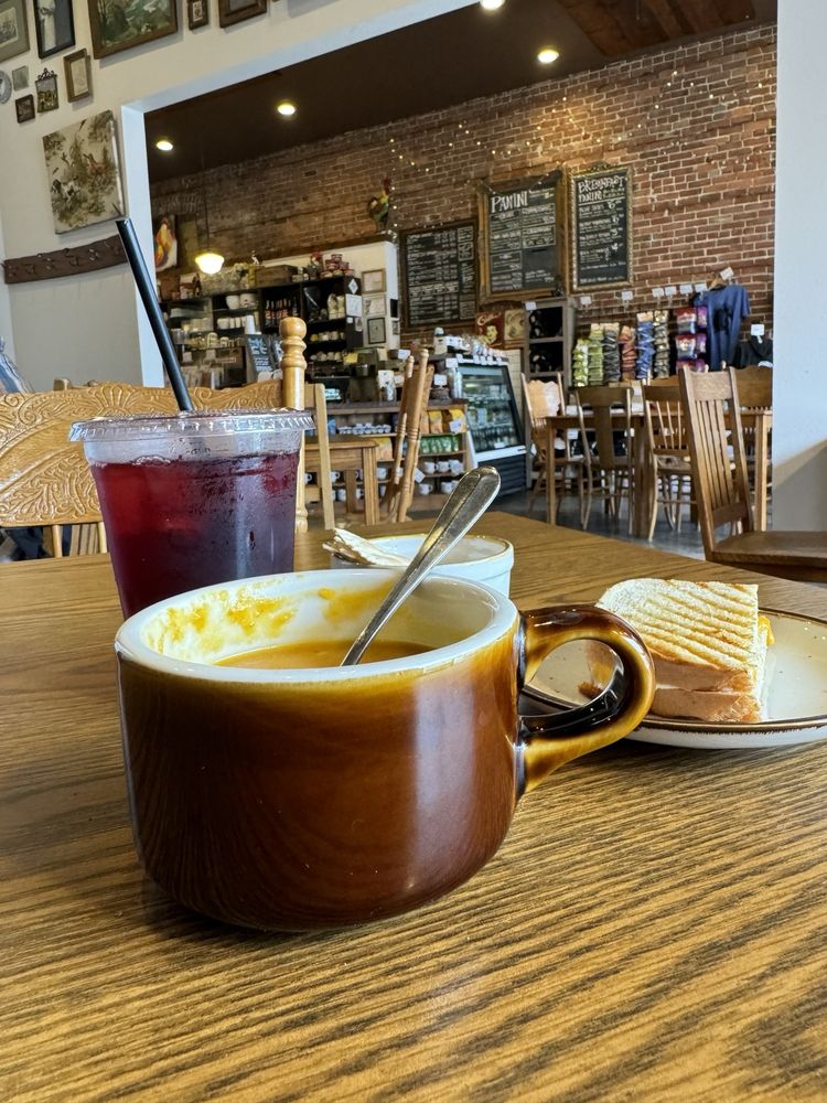 The Wired Rooster Coffee Shoppe Logo