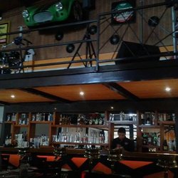 Garage Bar & Grill - La música tiene su escenario en la parte de arriba, justo frente a todo el salón
