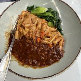 Regular flat noodle w/chili oil with ground pork