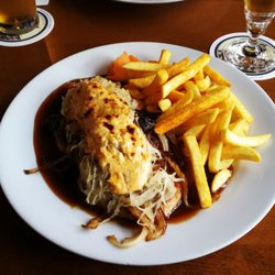 Brauereigaststätte Ederkeller - Großostheimer Schnitzel mit gerösteten Zwiebeln, Biersauerkraut und Obatzter überbacken, dazu Schwarzbiersoße
