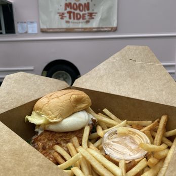 Moon Tide Sundries - Fried Chicken Sandwich - Food Trucks Near Me Moon Tide Sundries - Fried Chicken Sandwich - Food Trucks Near Me