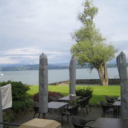 Hôtel le Vieux Manoir - Hotel restaurant patio looking toward lake