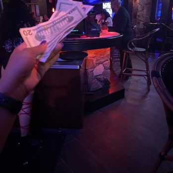 Blue Martini - My hand raised 15 mins  just to pay!!!! Mal servicio, lento no atención, our intention was to stay all night, left to a different spot. - Lounges Near Me - Miami, Florida