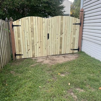 Sigma Construction Partners  - New fence before staining - General Contractors Near Me - Vienna, Virginia