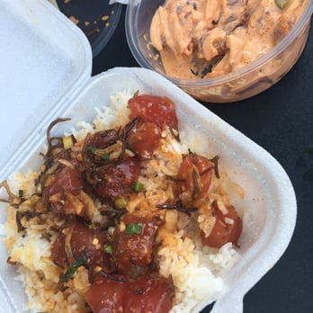Ono Seafood - Spicy ahi on the right and shoyu on the left. - Seafood Near Me - Honolulu, Hawaii