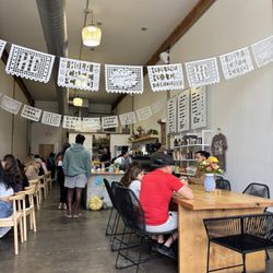 Hola Cafecito - Seating inside