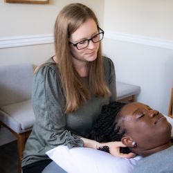 Nourish Osteo and Wellness - A woman receiving osteopathic treatment for headaches.