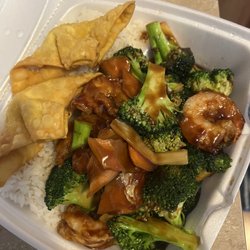 Yang  Yang  Kitchen - Shrimp and mixed vegetable lunch special. For $8.50 you can't beat it.