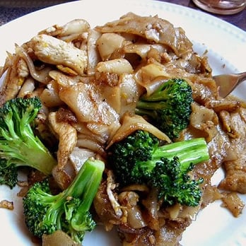 Phonthip Style Thai Restaurant - The pad see ew with chicken. - Thai Near Me - Spokane, Washington