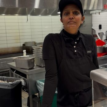 Chipotle Mexican Grill - Chipotle associate who saw the cross contamination and did nothing about it. - Mexican Near Me - North Brunswick, New Jersey