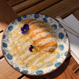 Mango sticky rice! Mango sticky rice!