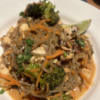 BJ's Restaurant & Brewhouse - Spicy Peanut Chicken With Soba Noodles - New American Near Me - Hurst, Texas