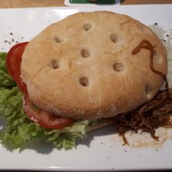Restaurant & Café Bergseestüble - Gezupfte Sag mit Kraut und Brötchen Pulled Pork, Coleslaw, bread roll