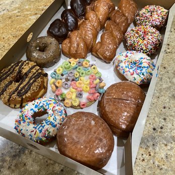 Randy's Donuts - Sprinkle Donut, Funfetti Donut, Glazed Twist, Chocolate Twist, Blueberry Cake Donut, Fruit Loops Donut, Rasberry Filled Donut - Donuts Near Me - Pasadena, California Randy's Donuts - Sprinkle Donut, Funfetti Donut, Glazed Twist, Chocolate Twist, Blueberry Cake Donut, Fruit Loops Donut, Rasberry Filled Donut - Donuts Near Me - Pasadena, California