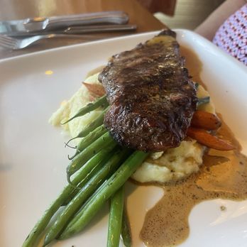 Wind & Waves Grill - New York Strip - Cocktail Bars Near Me - Vero Beach, Florida