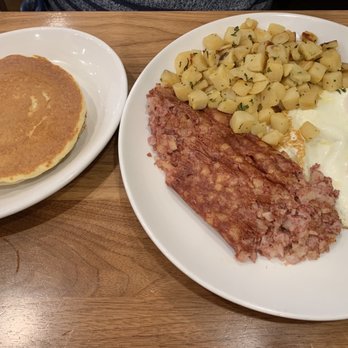 Brunch Cafe-Kildeer - 2 Eggs with Corned Beef Hash - Breakfast & Brunch Near Me - Kildeer, Illinois Brunch Cafe-Kildeer - 2 Eggs with Corned Beef Hash - Breakfast & Brunch Near Me - Kildeer, Illinois