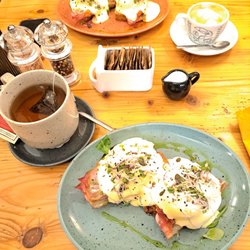 Bistro Monk - Eggs Bendict