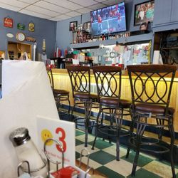 Pop's Bar and Grill Millington - Inside