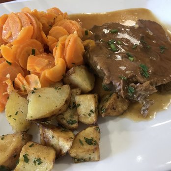 Café des Postes - Boeuf Braisé Pommes De Terre Sautées Carottes / Beef Braised Potatoes Sauteed Carrots - Cafes Near Me - Lyon, 69 Café des Postes - Boeuf Braisé Pommes De Terre Sautées Carottes / Beef Braised Potatoes Sauteed Carrots - Cafes Near Me - Lyon, 69