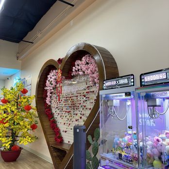 Feng Cha Saginaw - Love lock wall and claw machines - Bubble Tea Near Me - Saginaw, Texas