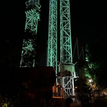 Supreme Scream - Going up - Amusement Parks Near Me - Buena Park, California