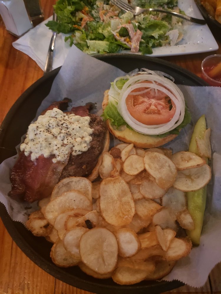 Henry's Restaurant & Bar